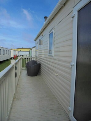Property grounds - JG62 Coastfields, Peaceful 2-bedroom caravan in Ingoldmells (Ingoldmells)
