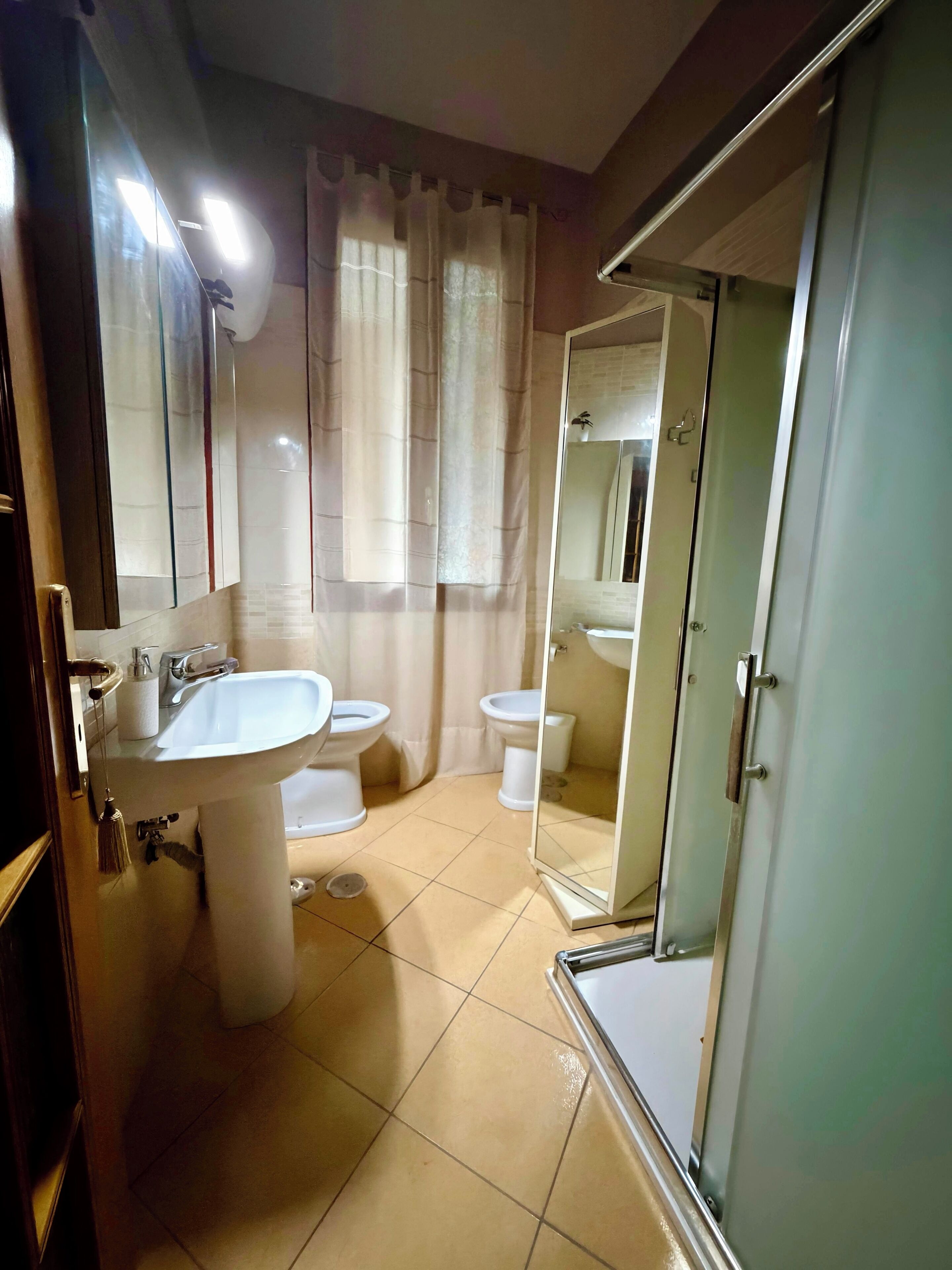 Doccia, asciugacapelli, bidet, asciugamani