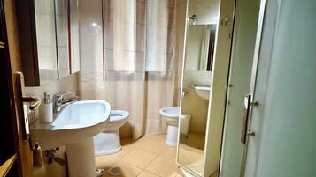 Doccia, asciugacapelli, bidet, asciugamani