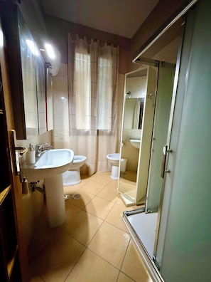 Dusche, Haartrockner, Bidet, Handtücher