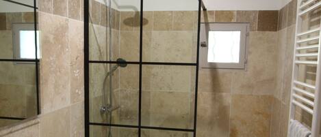 Douche, séchoir à cheveux, serviettes fournies, savon