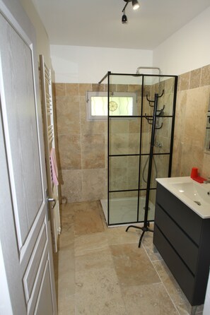 Shower, hair dryer, towels, soap - Gordes 7km from Cabrières d'Avignon, pretty little villa in the countryside, facing the luberon (Cabrières d'Avignon)