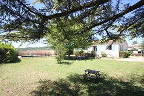 Terrace/patio - Gordes 7km from Cabrières d'Avignon, pretty little villa in the countryside, facing the luberon (Cabrières d'Avignon)