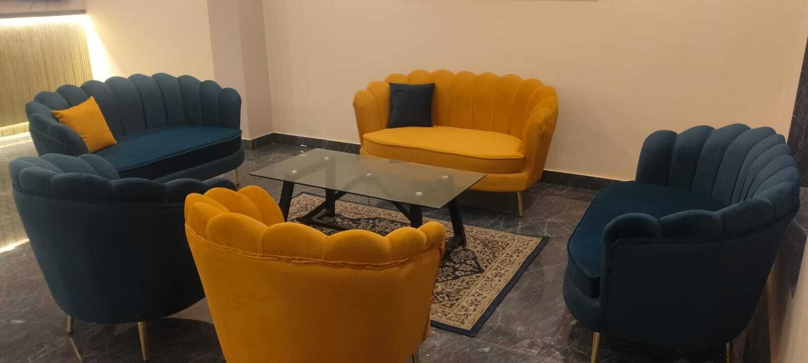 Une pièce comprenant un canapé, une table basse et un tapis à motifs.
