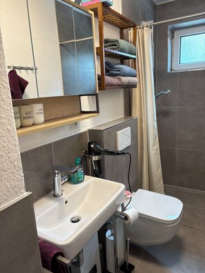 Shower, hair dryer, toilet paper - Attractive beach runner apartment (Cuxhaven)