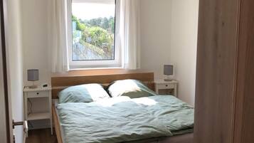 2 bedrooms, iron/ironing board, WiFi