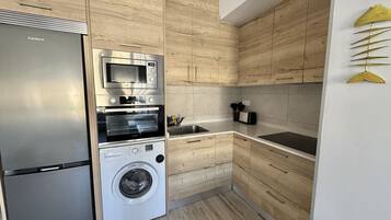 Een koelkast, een magnetron, een oven, een koffiezetapparaat/waterkoker