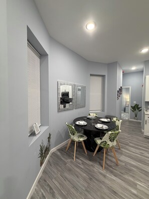 Dining - Modern Unit minutes away from MetLife Stadium (Newark)