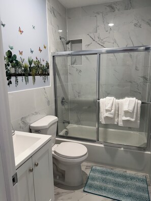 Hair dryer, towels, soap, toilet paper - Modern Unit minutes away from MetLife Stadium (Newark)