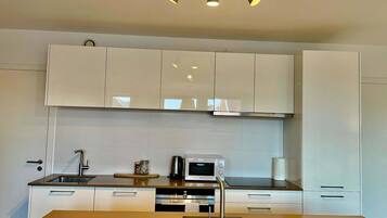 Fridge, oven, coffee/tea maker, electric kettle