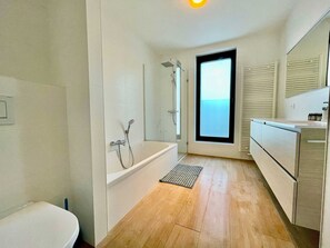 Apartment | Bathroom - Sparkling City Suite Near Diamonds (Antwerp)