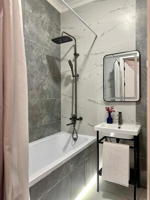 Sèche-cheveux, serviettes fournies, savon, papier toilette