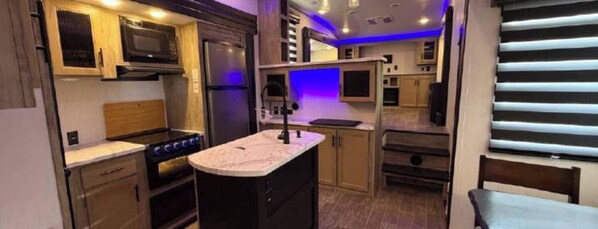 Private kitchen - Beautiful Star Valley RV campground 5th wheel with pool, golf, & private gazebo (Thayne)