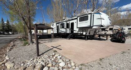 Beautiful Star Valley RV campground 5th wheel with pool, golf, & private gazebo