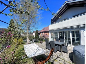Outdoor dining - Cozy Escape House Next to Mountains & Lakes just in 35 min Zurich Center (Wangen)