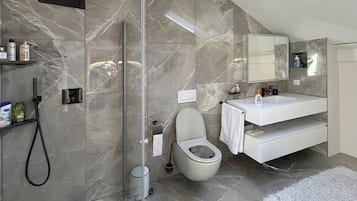 Douche, baignoire Ă jets, sĂšche-cheveux, serviettes fournies