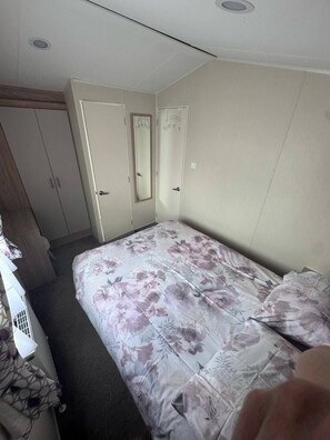 3 bedrooms, bed sheets