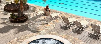 PenthouseCloseTo HPU&CruiseHugeTerrace withParkingOne and half Bath up  16person