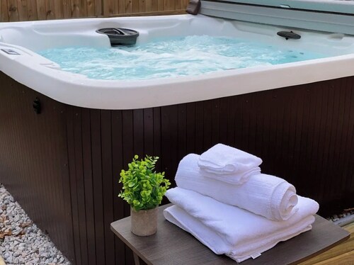 The Oasis, Pool and Hot Tub!