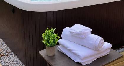 The Oasis, Pool and Hot Tub!