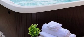 The Oasis, Pool and Hot Tub!