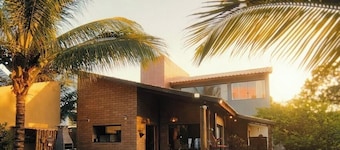 Beach house: "feet in the sand" 1 minute from the freshwater pipes on the beachfront.