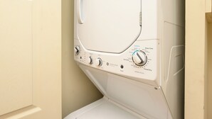 En frontbetjent vaskemaskine med flere indstillinger og et kontrolpanel.