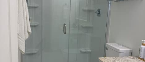 Een douche, een haardroger, handdoeken, zeep