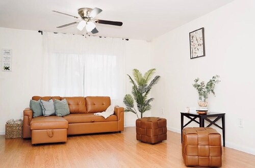 2-bedroom farmhouse in peaceful Tampa with cool AC breeze