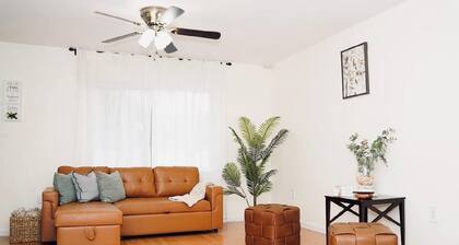 2-bedroom farmhouse in peaceful Tampa with cool AC breeze