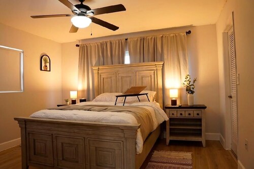 2-bedroom farmhouse in peaceful Tampa with cool AC breeze