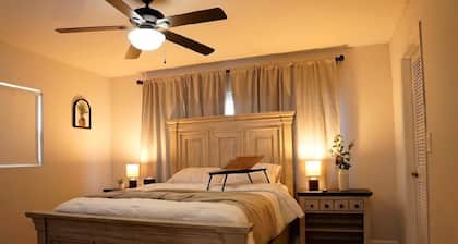 2-bedroom farmhouse in peaceful Tampa with cool AC breeze