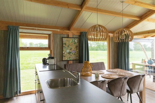 Landrijk de Reesprong in luxe lodge (Enschede)