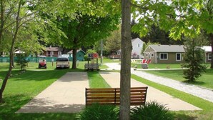 Un parc doté d’un chemin pavé, de bancs et d’une aire de jeux.