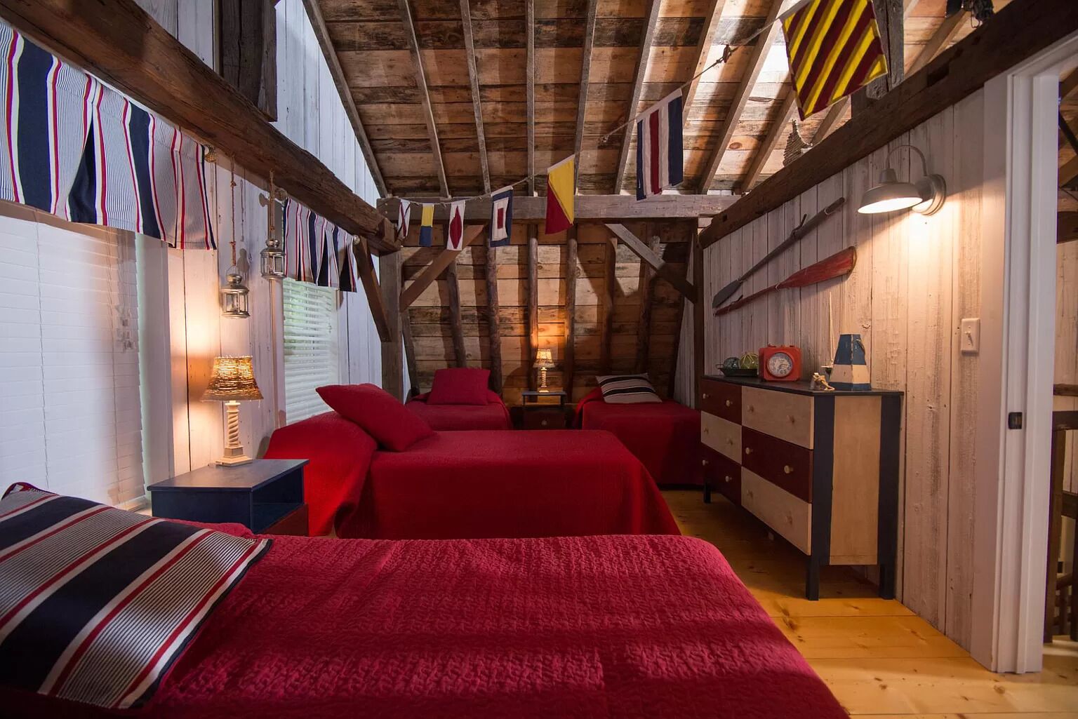 3 chambres, fer et planche à repasser, lit de bébé portatif