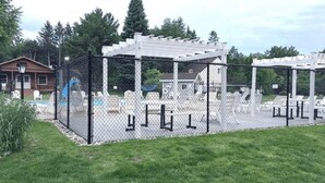 Un espace extérieur clos, doté d’une pergola, de sièges et d’une piscine.