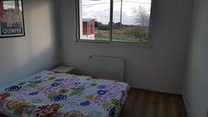 3 slaapkamers, een strijkplank/strijkijzer, internet