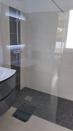 Shower, hair dryer, toilet paper - Vacation home 6 people 3 bedrooms Loctudy (Loctudy)