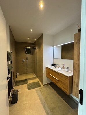Bathroom - Vrbo Property (Asse)