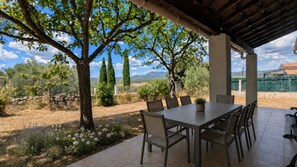 Outdoor dining - L'Instant Bleu,Provence, pool, peaceful natural setting, 8p, Lake Carcès (Carcès)