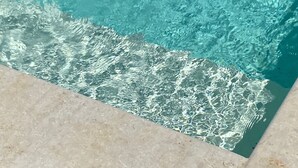 A swimming pool with clear water and a tiled edge. - L'Instant Bleu,Provence, pool, peaceful natural setting, 8p, Lake Carcès (Carcès)