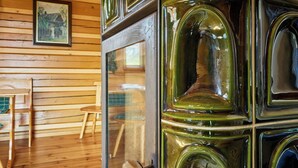 Un interno in legno con una porta in vetro, un quadro appeso al muro e una sedia di legno.