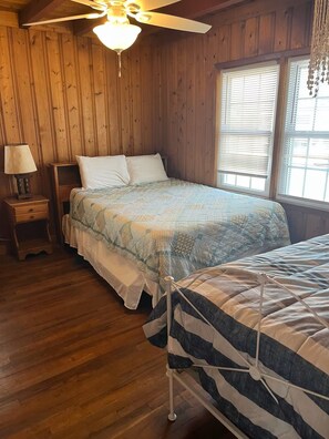 3 bedrooms, WiFi, bed sheets - Steps from the Beach - 3 Bedroom Charming Beach Cottage (North Myrtle Beach)