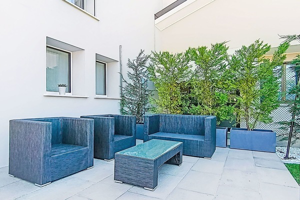 Möbel, Flooring, Fussboden, Interior Design, Gartenmöbel, Stuhl, Blumentopf, Garten, Terrasse, Zimmerpflanze