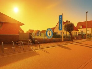 Un edificio con un letrero que dice 'MINIGOLF' y un logotipo circular con una figura.