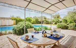 Outdoor dining - Private Villa with WIFI, hot tub, A/C, private pool, TV, terrace, pets allowed, panoramic view (Chiaramonte Gulfi)