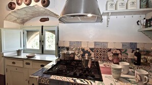 A kitchen with a gas stove, a hanging light fixture, and a window with a view. - Private Villa with A/C, hot tub, WIFI, private pool, TV, terrace, pets allowed, panoramic view (Chiaramonte Gulfi)