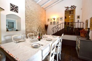 Dining - Private Villa with WIFI, hot tub, A/C, private pool, TV, terrace, pets allowed, panoramic view (Chiaramonte Gulfi)