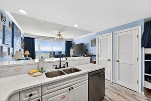 Fridge, microwave, oven, stovetop - FREE Golf! Boardwalk 2006 King Master, Walk in Shower, Hot Tubs, Heated Pool! (Panama City Beach)