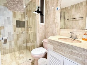 Shower, hair dryer, shampoo - Oceanfront 2BR - Cancun - Beach Access - Sleeps 6 (Cancún)